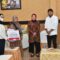 Mensos RI Tri Rismaharini di Dampingi Bupati Sumenep Menyerahkan Bantuan Pada Balita Penderita Atresia Ani