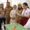 Bupati Sumenep Achmad Fauzi Saat Menemuinya Fei Fei Anak Kelas VI SD.
