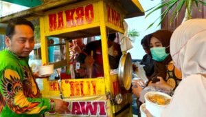 Peserta Talkshow Sosialisasi Literasi Keuangan Menikmati Hidangan Bakso
