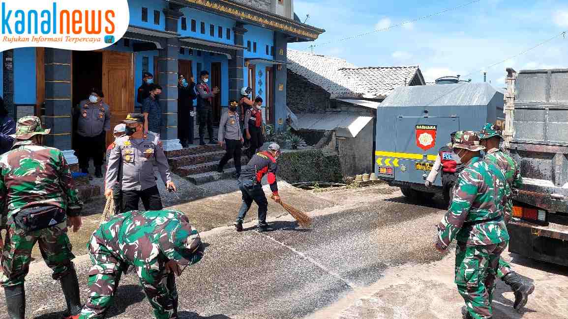 Pasca Erupsi Gunung Merapi, Polresta Magelang Bantu Bersihkan Abu Vulkanik