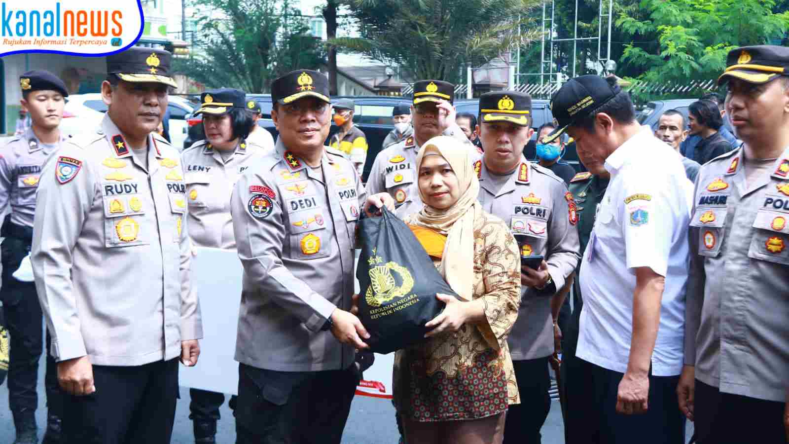 Kapolri Salurkan Ribuan Paket Sembako di Slum Area Jaksel