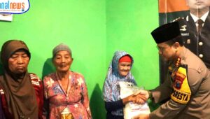 Ramadhan Berkah, Kapolresta Banyuwangi Salurkan Bansos Bagi Warga Pinggiran