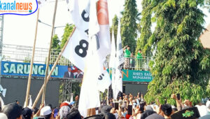 Ikuti Jalan Sehat Sarungan, AMIN Ajak Santri di Jember Serukan Semangat Perubahan