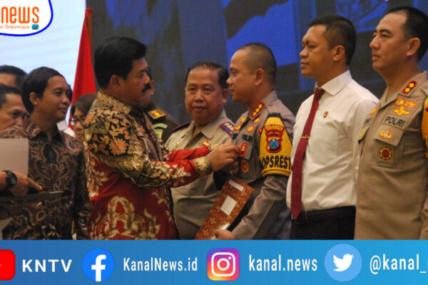 Berhasil Berantas Mafia Tanah, Kapolresta Banyuwangi Dapat Penghargaan Pin Emas