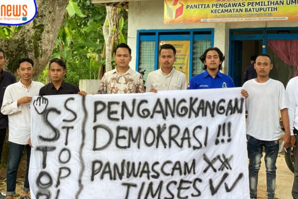 Disinyalir Jadi Timses Caleg Nasdem, Puluhan Aktivis Sumenep Datangi Panwascam Batuputih