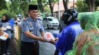 Lapas Banyuwangi Berbagi takjil Kepada Pengendara Motor