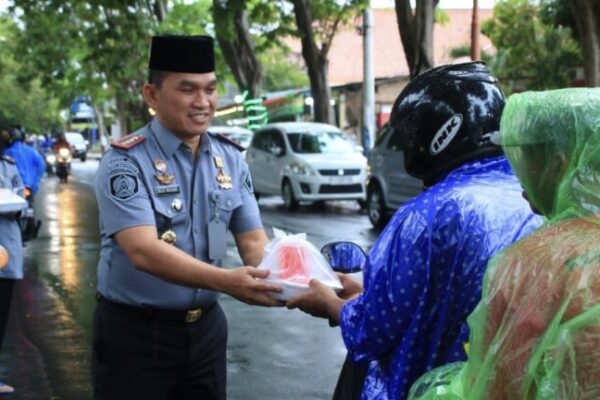 Lapas Banyuwangi Berbagi takjil Kepada Pengendara Motor
