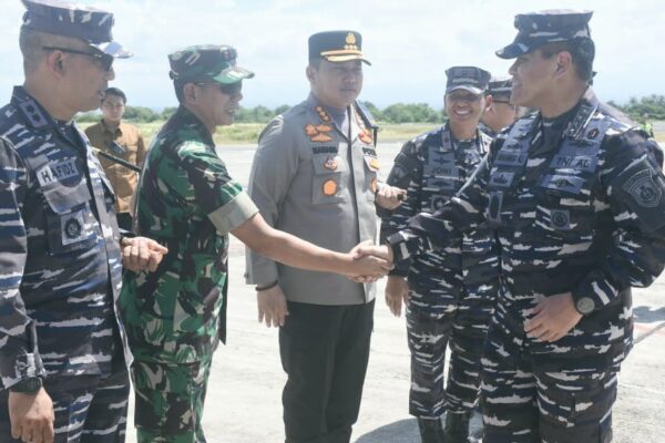 Dandim Banyuwangi Sambut Kedatangan KASAL Dalam Rangka Latopslatgab TNI AL