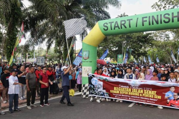 Jalan Sehat, Cara Pemkab Beltim Meriahkan Hardiknas 2024