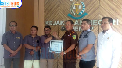 Dua Tahun Mengabdi, Kajari Trimo Dapat Penghargaan dari SMSI Sumenep