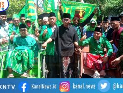 Naik Becak, Ribuan Warga Pamekasan Iringi Pendaftaran Pasangan BERBAKTI ke KPU