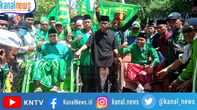 Naik Becak, Ribuan Warga Pamekasan Iringi Pendaftaran Pasangan BERBAKTI ke KPU