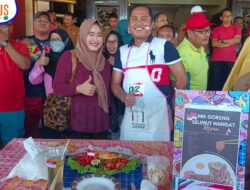 Serunya Kepala Bapenda Sumenep Masak Mie Goreng Selimut Hangat di Semarak HUT RI Ke-79