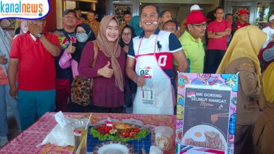 Serunya Kepala Bapenda Sumenep Masak Mie Goreng Selimut Hangat di Semarak HUT RI Ke-79