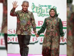 Dirut BPRS Bhakti Sumekar Bersama Istri Tampil Romantis di Parade Festival Batik Sumenep