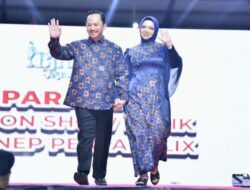 Kepala Bappeda Bersama Sang Istri Tampil Mempesona di Sumenep Batik Festival 2024