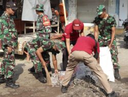 Peringati HUT TNI Ke-79, Kodim Pamekasan Gelar Aksi Bersih-Bersih Pasar