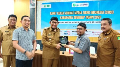 Sukses Tekan Angka Kemiskinan, Bupati Fauzi Dapat Penghargaan dari SMSI