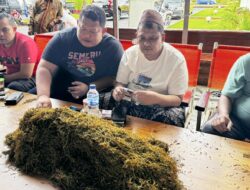 Haji Her Ajak Kapolres Pamekasan Saksikan Langsung Proses Jual-Beli Tembakau Madura