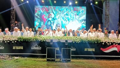 Puluhan Ribu Warga Sumenep Banjiri GOR A Yani, Do’akan Paslon FAHAM Menang di Pilkada 2024