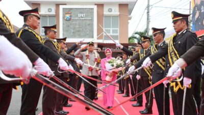Tradisi Pedang Pora Sambut Kedatangan Kapolres Baru Pamekasan