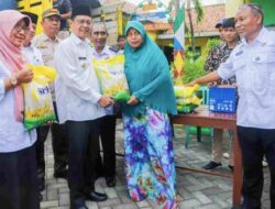 Tekan Harga Sembako, Pj Bupati Pamekasan Bagi-bagi Beras Murah di Kegiatan Oprasi Pasar