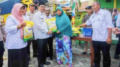 Tekan Harga Sembako, Pj Bupati Pamekasan Bagi-bagi Beras Murah di Kegiatan Oprasi Pasar