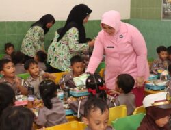 Beri Makan Gratis, Ketua YKB Jatim Kunjungi TK Bhayangkari 78 Pamekasan
