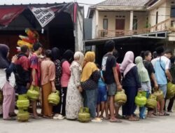 LPG 3 Kg di Sumenep Langka, Warga Terpaksa Pakai Kayu Bakar!