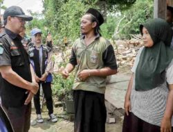Pantau Rumah Warga yang Rusak Akibat Angin Kencang, Pj Bupati Pamekasan Berjanji Beri Bantuan