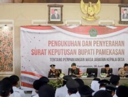 Serahkan 159 SK Perpanjangan Kades, Pj Bupati Pamekasan Ingatkan Balai Harus Aktif