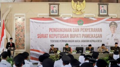 Serahkan 159 SK Perpanjangan Kades, Pj Bupati Pamekasan Ingatkan Balai Harus Aktif