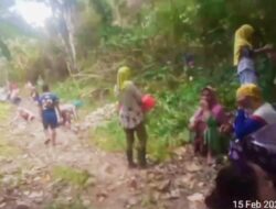 Dana Desa Raib? Warga Kangayan Laok Bangun Jalan dengan Uang Sendiri!