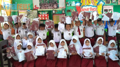 Disdik Sumenep Bagikan Seragam Gratis untuk Ribuan Siswa SD dan MI