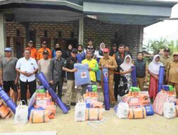 Pj Bupati Pamekasan Beri Bantuan Warga Terdampak Angin Kencang