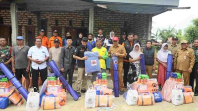 Pj Bupati Pamekasan Beri Bantuan Warga Terdampak Angin Kencang