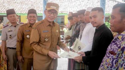 Bupati Pamekasan Serahkan Sertifikat Tanah Terhadap Warga