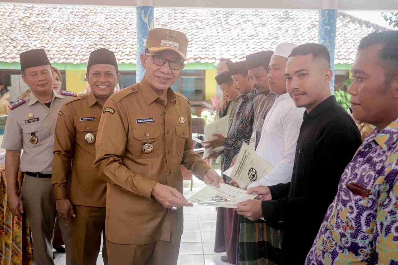 Bupati Pamekasan Serahkan Sertifikat Tanah Terhadap Warga