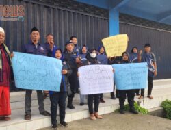 Desak DPP Cabut SK Penunjukan Akis Jadi Ketua, Puluhan Kader Demo Kantor NasDem Sumenep