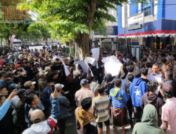 Ribuan Massa Kepung Bea Cukai Madura,  Spanduk Satir Sindir Korupsi Berkibar