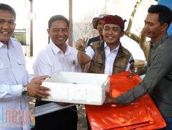 Tingkatkan Kesejahteraan Nelayan, Mas Adi Serahkan Bantuan Modal Usaha Perikanan dari DBHCHT