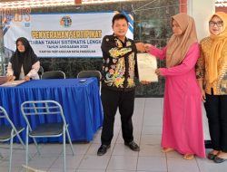 Jaga Kepastian Hukum Tanah, 20 Warga Karanganyar Terima Sertifikat PTSL Elektronik