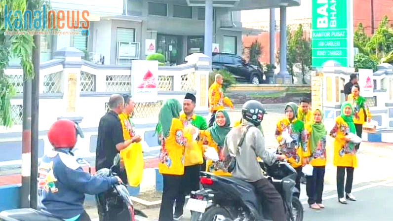 BPRS Bhakti Sumekar berbagi takjil