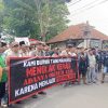 Ribuan Buruh Pabrik Rokok Lokal dan Petani Tembakau Gelar Aksi di Depan Kantor Bupati Pamekasan