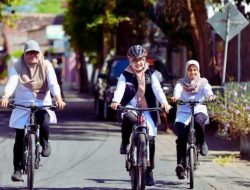 Dorong ASN Hemat BBM, Bupati Ipuk Naik Sepeda ke Kantornya