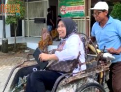 Dorong Hemat Energi, Direktur RSUD Sumenep Berangkat Kerja Naik Becak