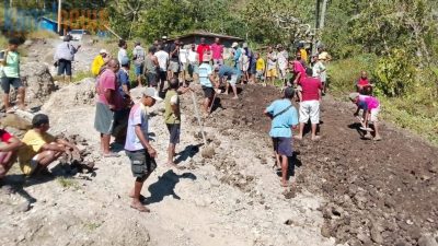 Warga perbaiki jalan rusak