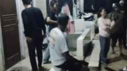 Lagi Asyik Indehoi! Pasangan Selingkuh Digerebek Istri Sah di Kamar Kos Sumenep