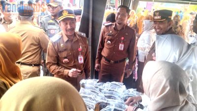 Kepala DKUPP Sumenep, Moh. Ramli, Mendampingi Bupati Sumenep Achmad Fauzi Wongsojudo, Meninjau Stand Koperasi Usai Upacara Harkopnas 2026 di Halaman Pamkab Sumenep. (Foto: Kanal News)