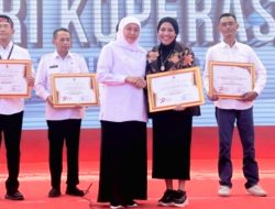 Rektor Unitomo Raih Penghargaan, Kiprahnya Diakui Gubernur Khofifah dan Kemdiktisaintek